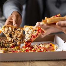Pizza partagée entre amis